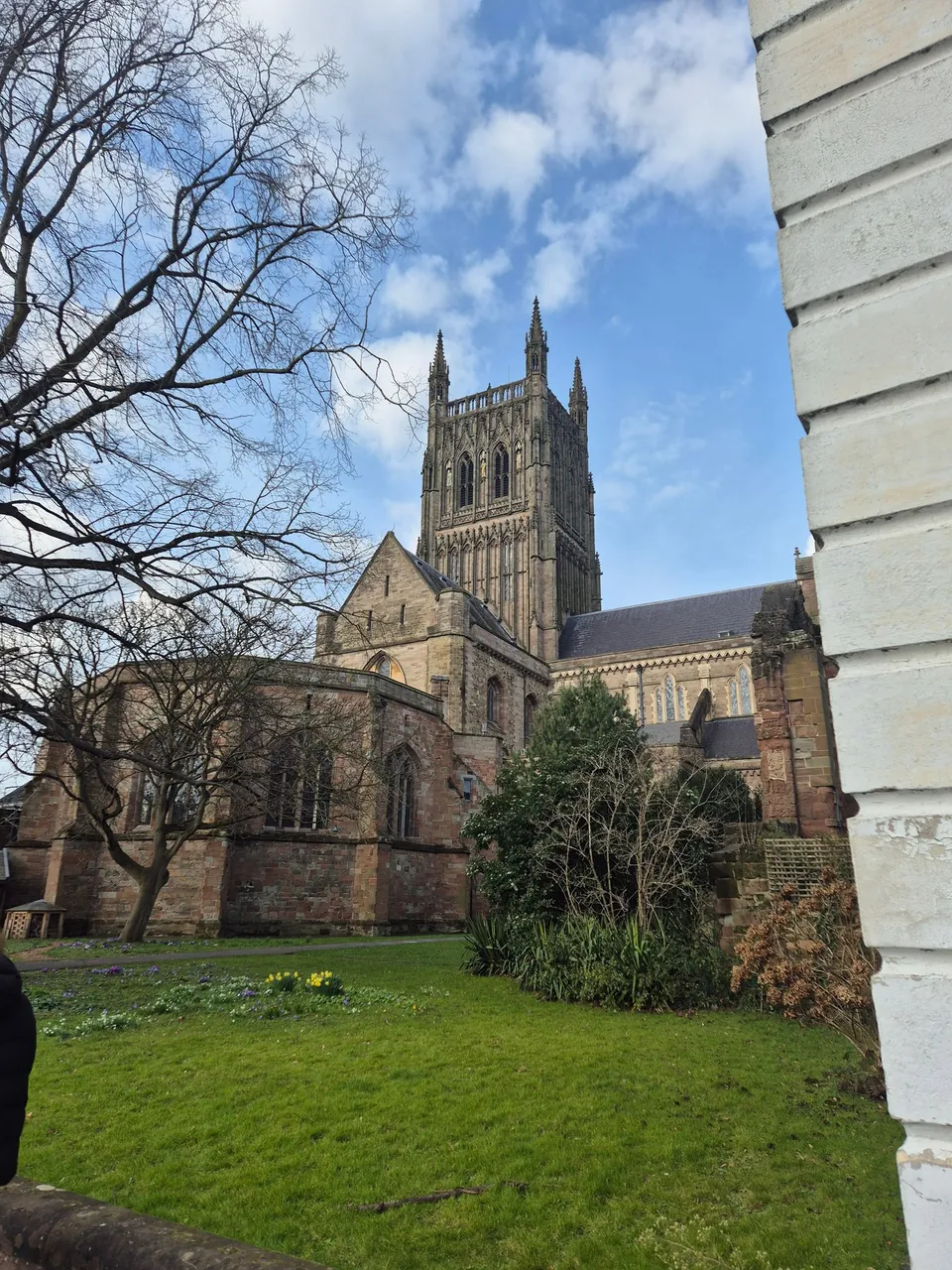 Catedral de Worcester con cielo azul