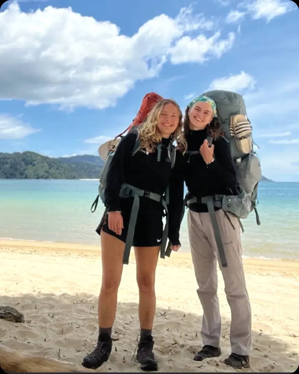 Dos participantes viviendo su experiencia internacional en Nueva Zelanda